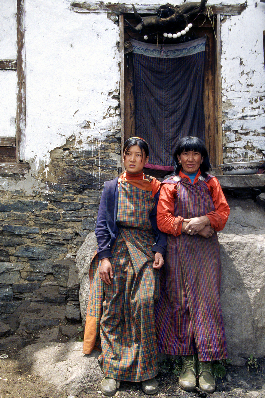 b_350m trek3 zoom.jpg - Népal - Kathmandou, Bodnath à Takethang, deux paysannes devant leur ferme : ici on pratique l'élevage des yaks, l'altitude est proche de 4000 m.